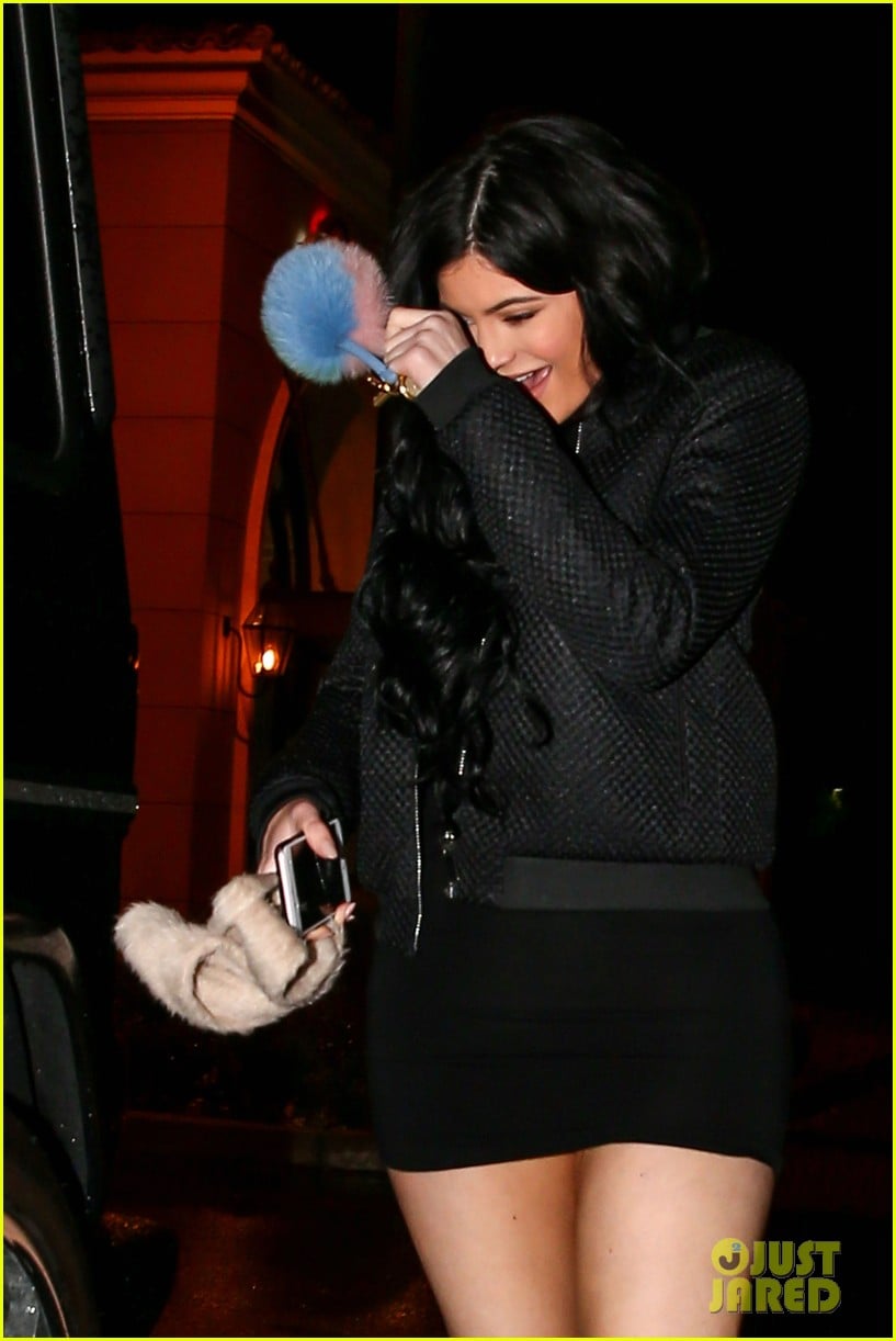 Kylie Jenner, Kourtney & Khloe Kardashian Waist Train Together! Photo