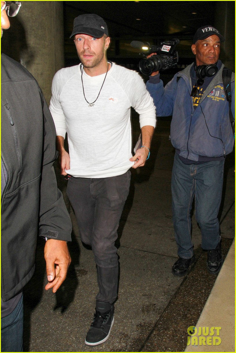 chris martin getting sued by paparazzi 073537007