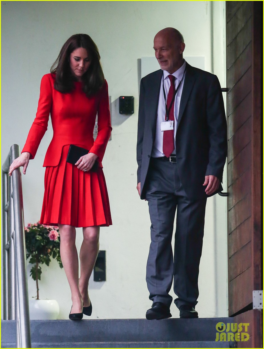 kate middleton gets festive at anna freud centre christmas party 253531554