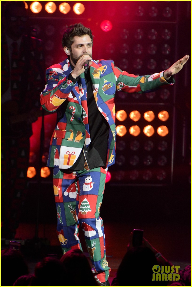 thomas rhetts concert outfit is a christmas explosion 013529464