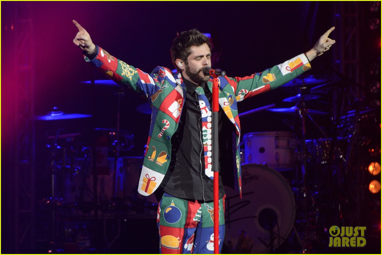 thomas rhetts concert outfit is a christmas explosion 053529468