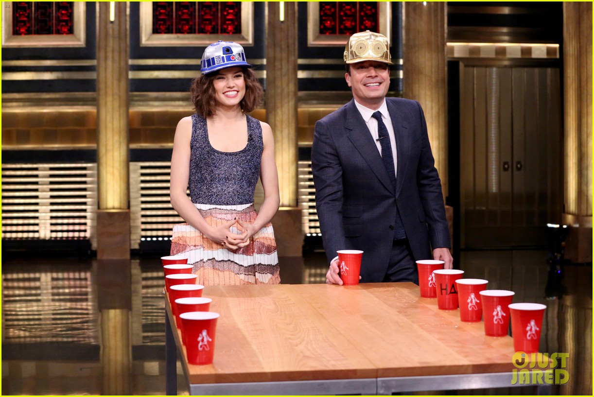 daisy ridley plays flip cup with jimmy fallon 043522136