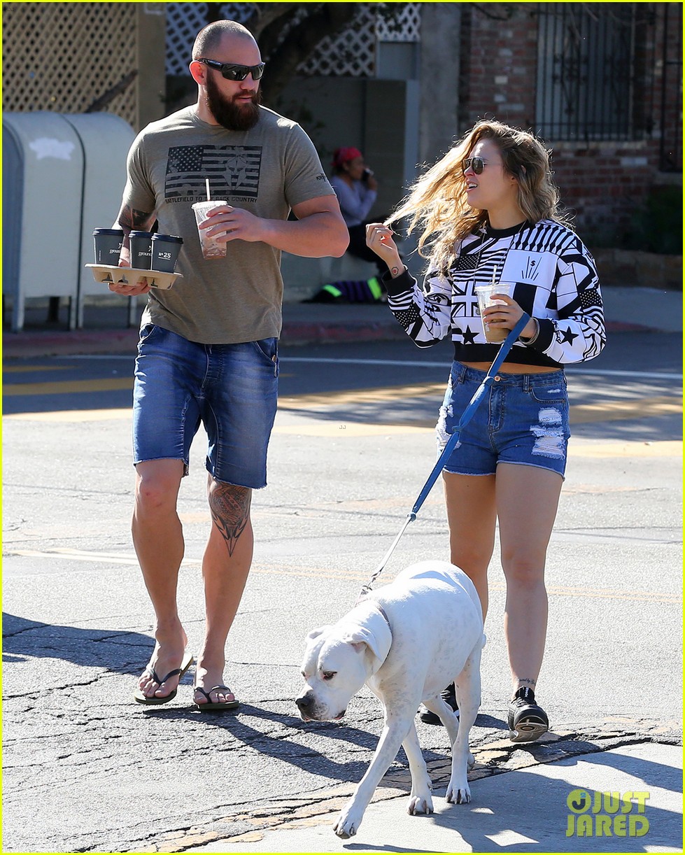 rounda rousey and bf travis go out for coffee 04