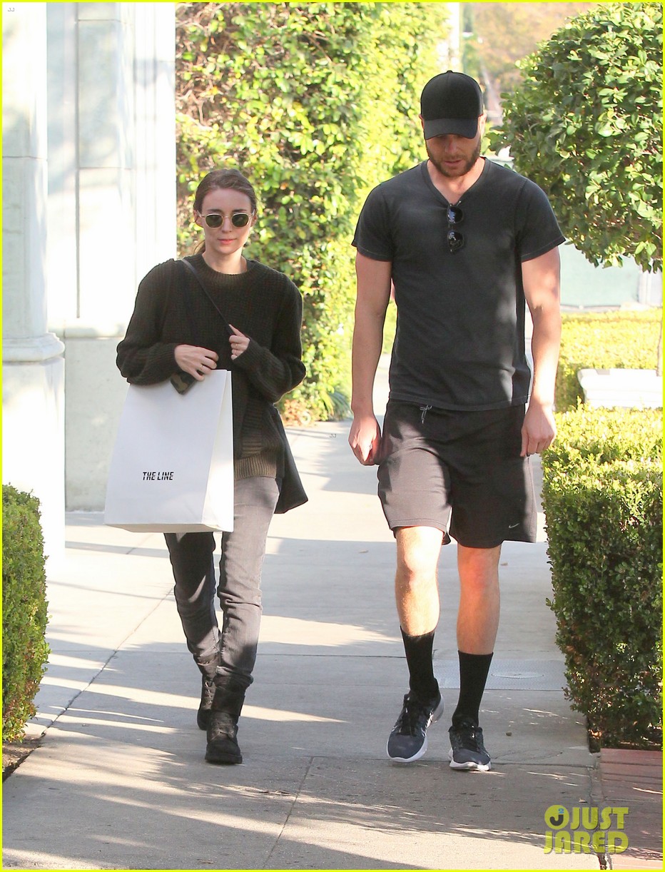 rooney mara goes x mas shopping with bf in la 06