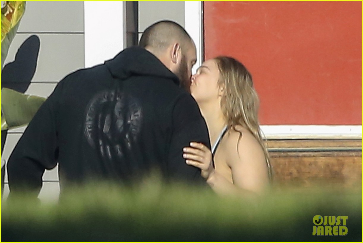 ronda rousey shares sweet kisses with beau travis browne 143534070