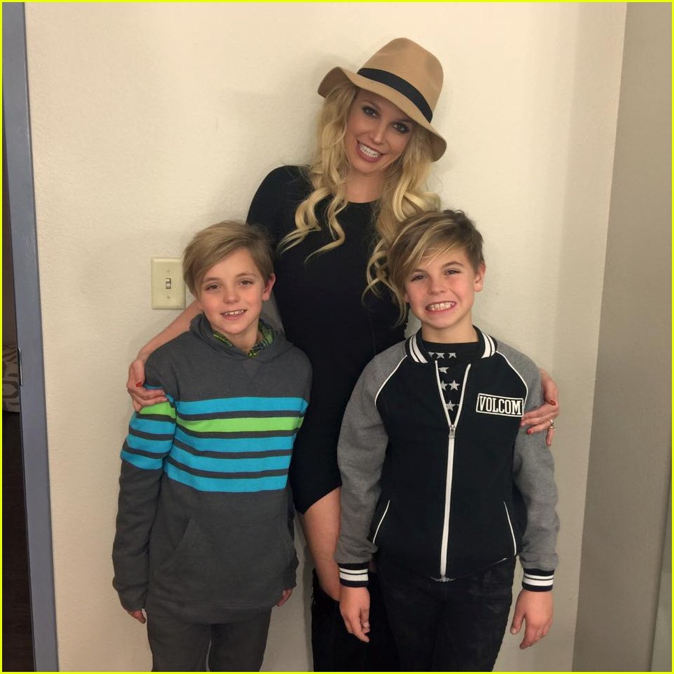 britney spears posts happy post christmas pics with her boys 013538919