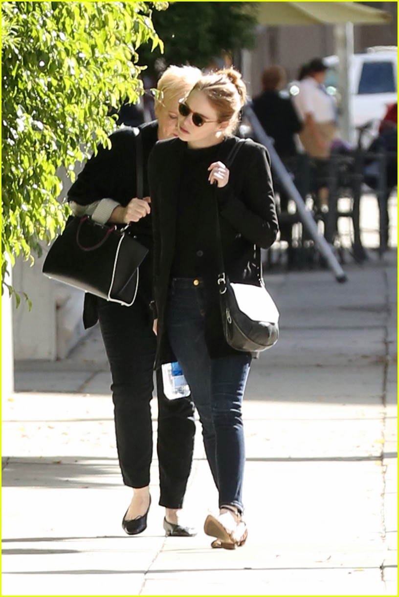 emma stone enjoys a casual day out with mom krista 05