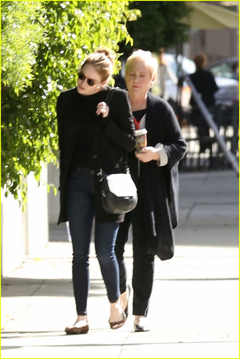 emma stone enjoys a casual day out with mom krista 163526361