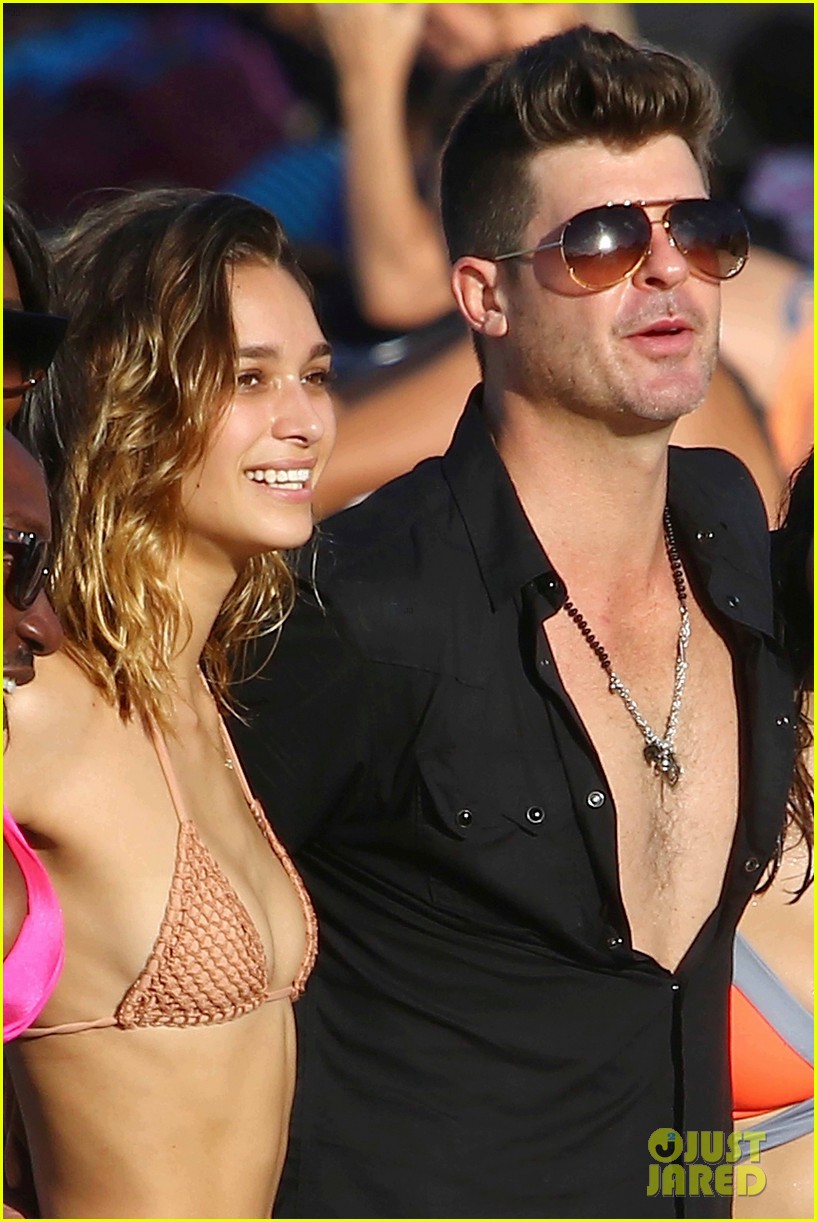 robin thicke and gf pose with fans on beach 013540058