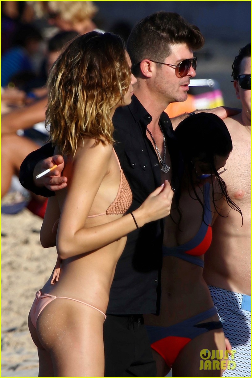 robin thicke and gf pose with fans on beach 173540074