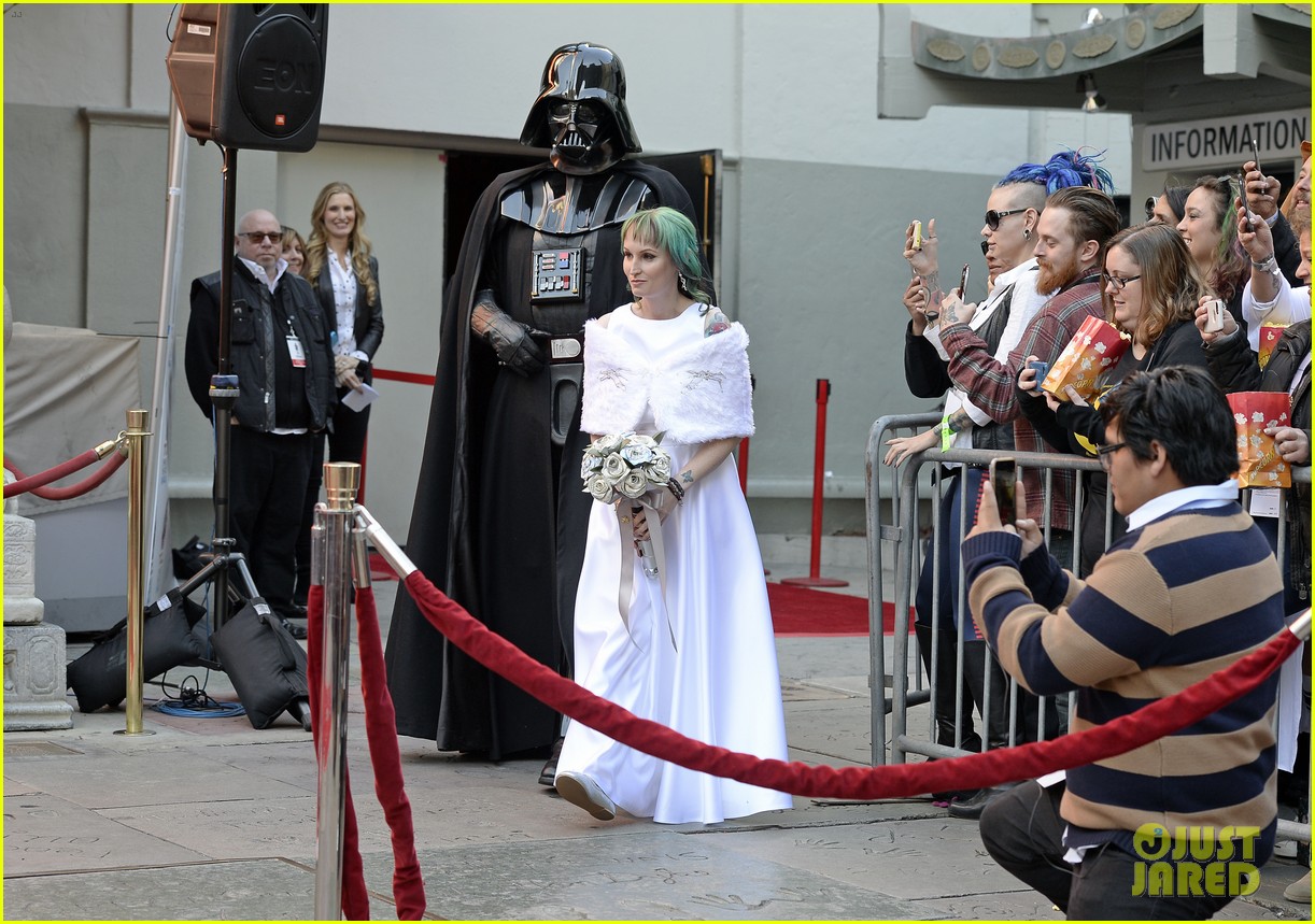 star wars wedding two fans marry outside movie theater 01