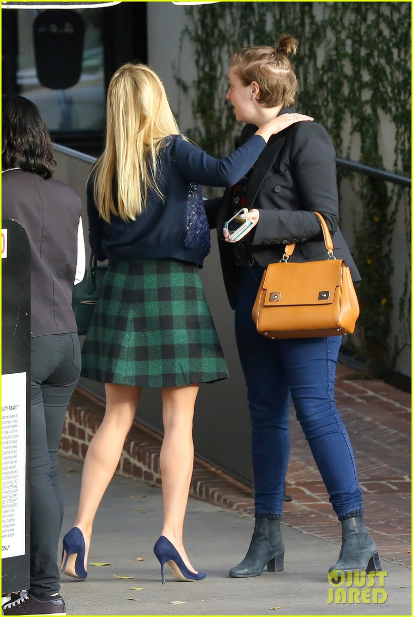 reese witherspoon hangs with chelsea handler lena dunham 143527533