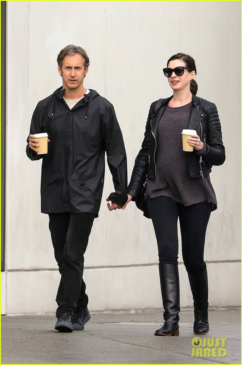 anne hathaway stroll hand and hand with her hubby 123545339