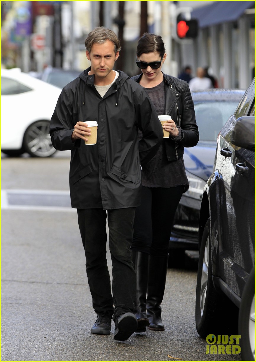 anne hathaway stroll hand and hand with her hubby 373545364