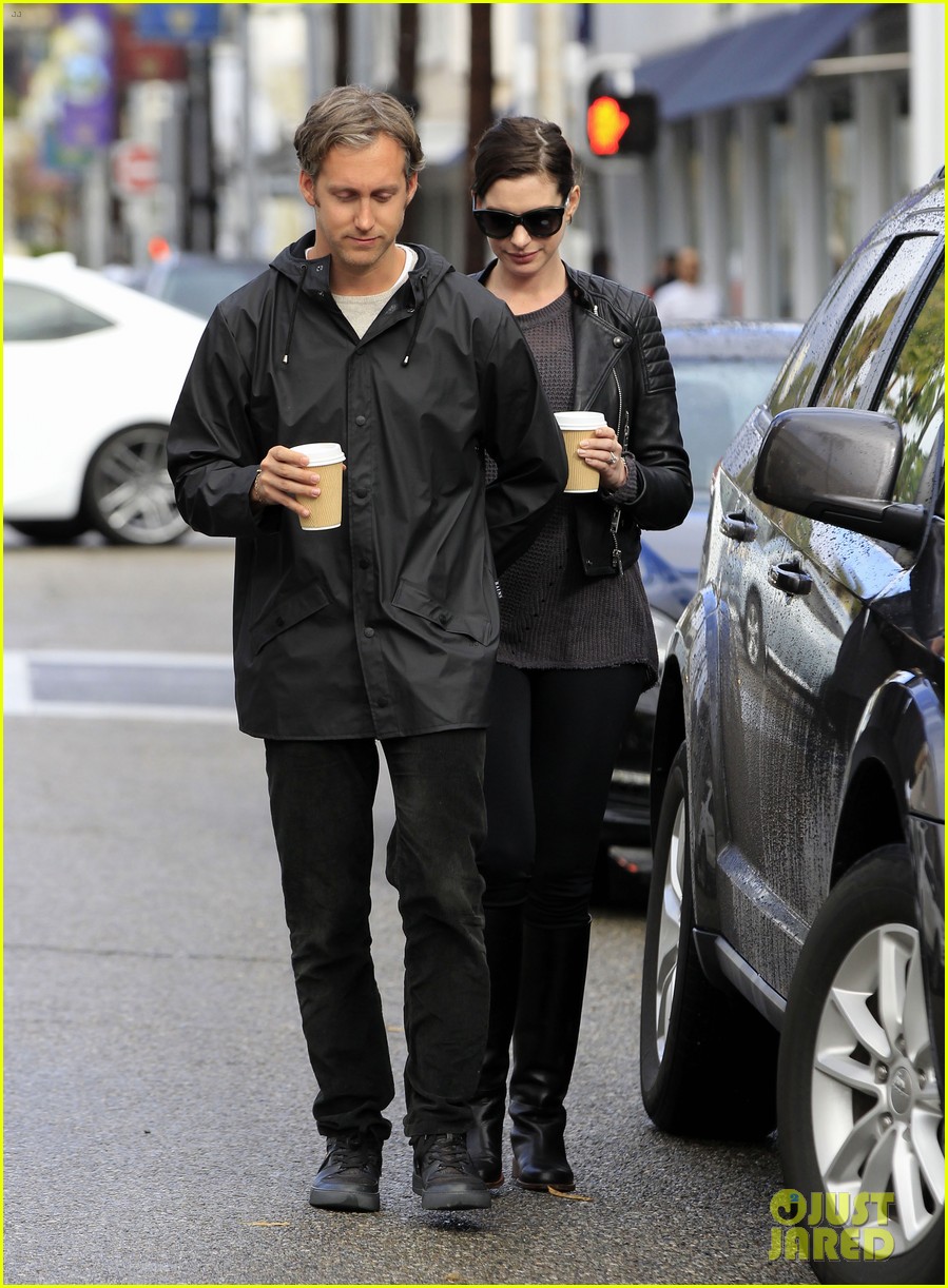 anne hathaway stroll hand and hand with her hubby 393545366