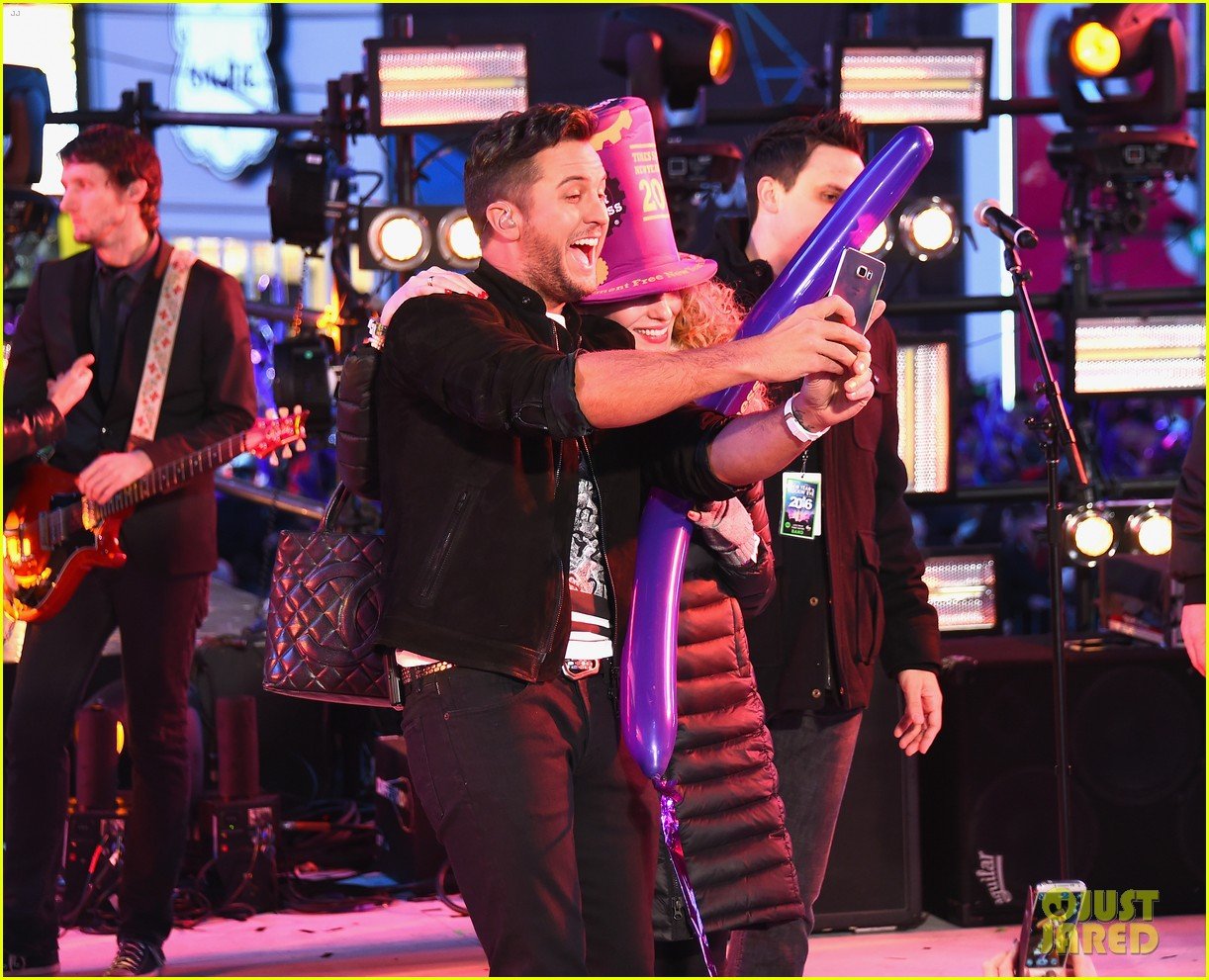 Luke Bryan Performs in Times Square on New Year's Eve (Video) Photo