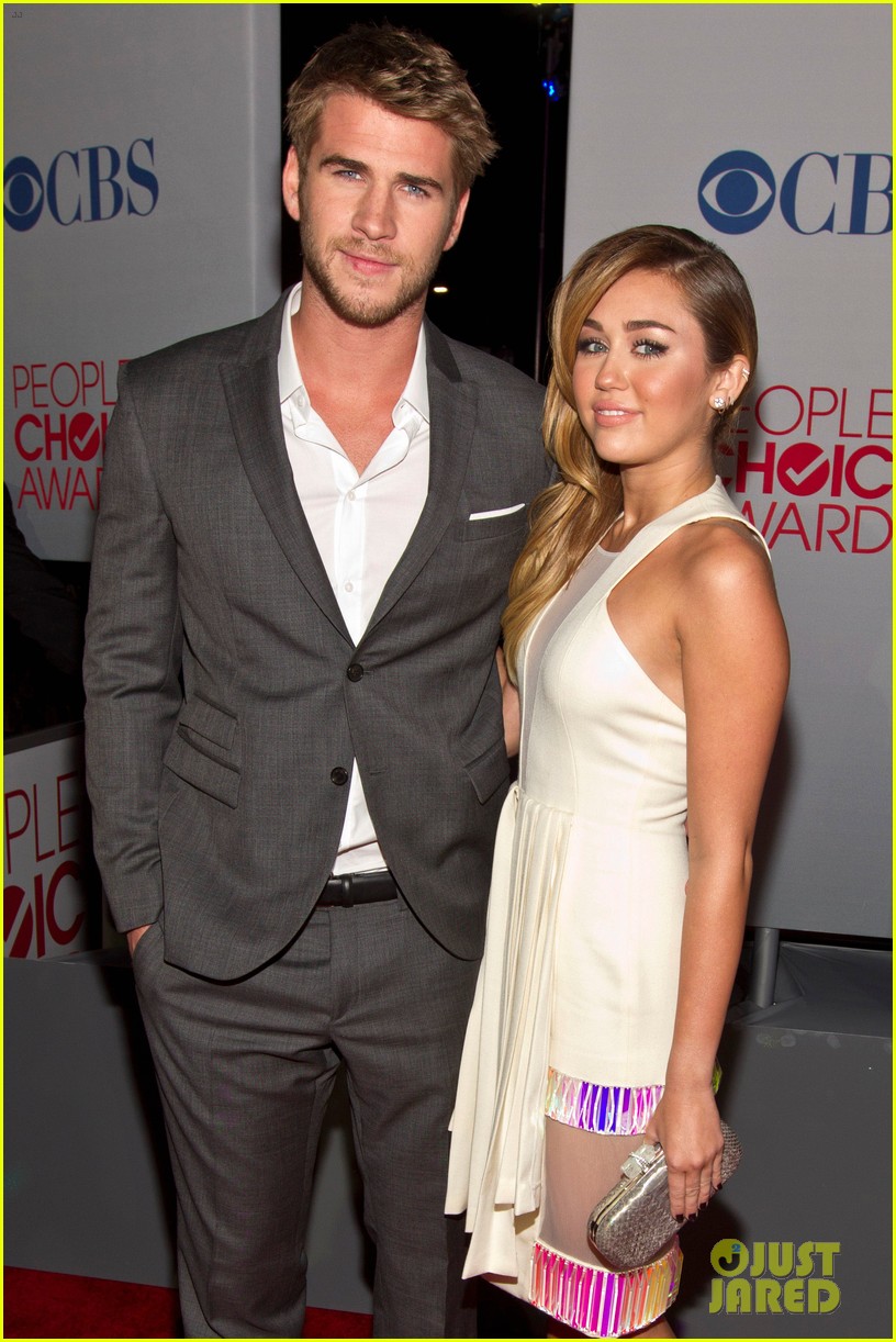 miley cyrus liam hemsworth are engaged again 103557345