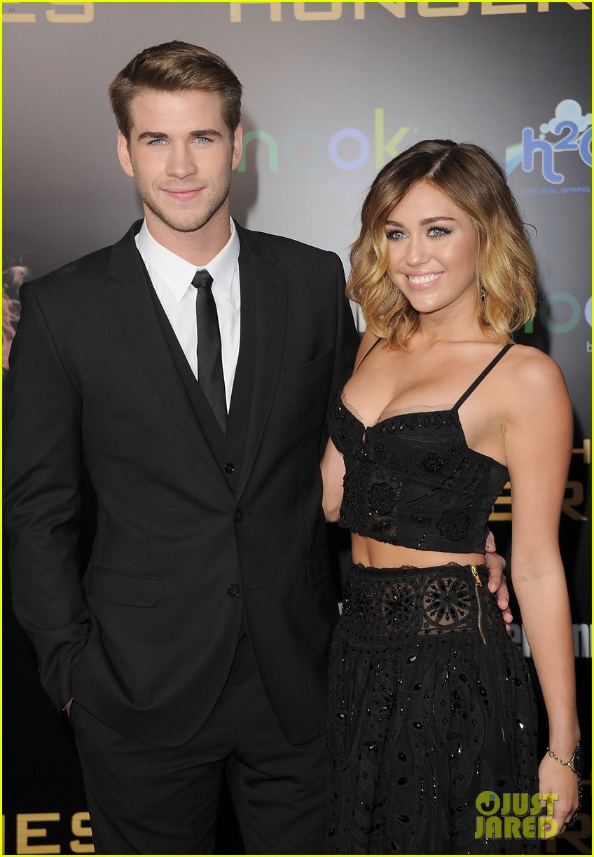 miley cyrus liam hemsworth are engaged again 143565304