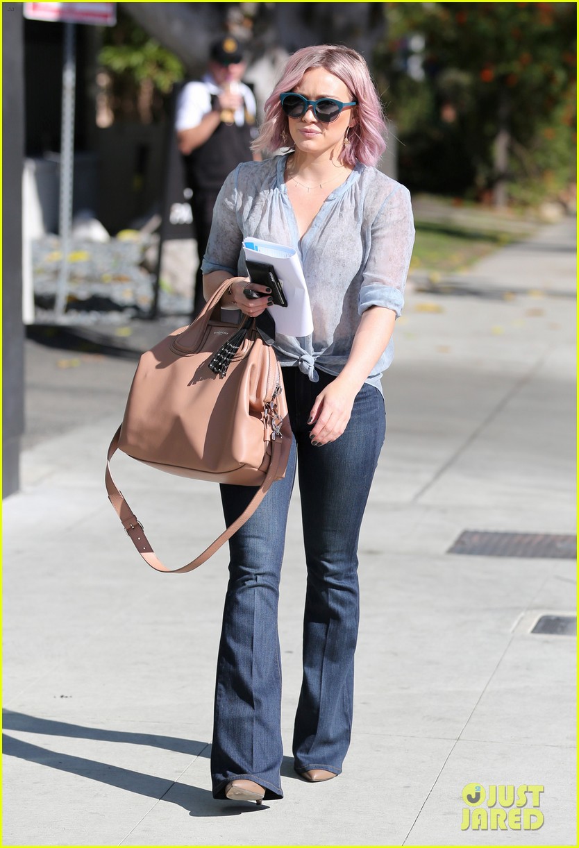 hilary duff debuts new pink hair 303557407