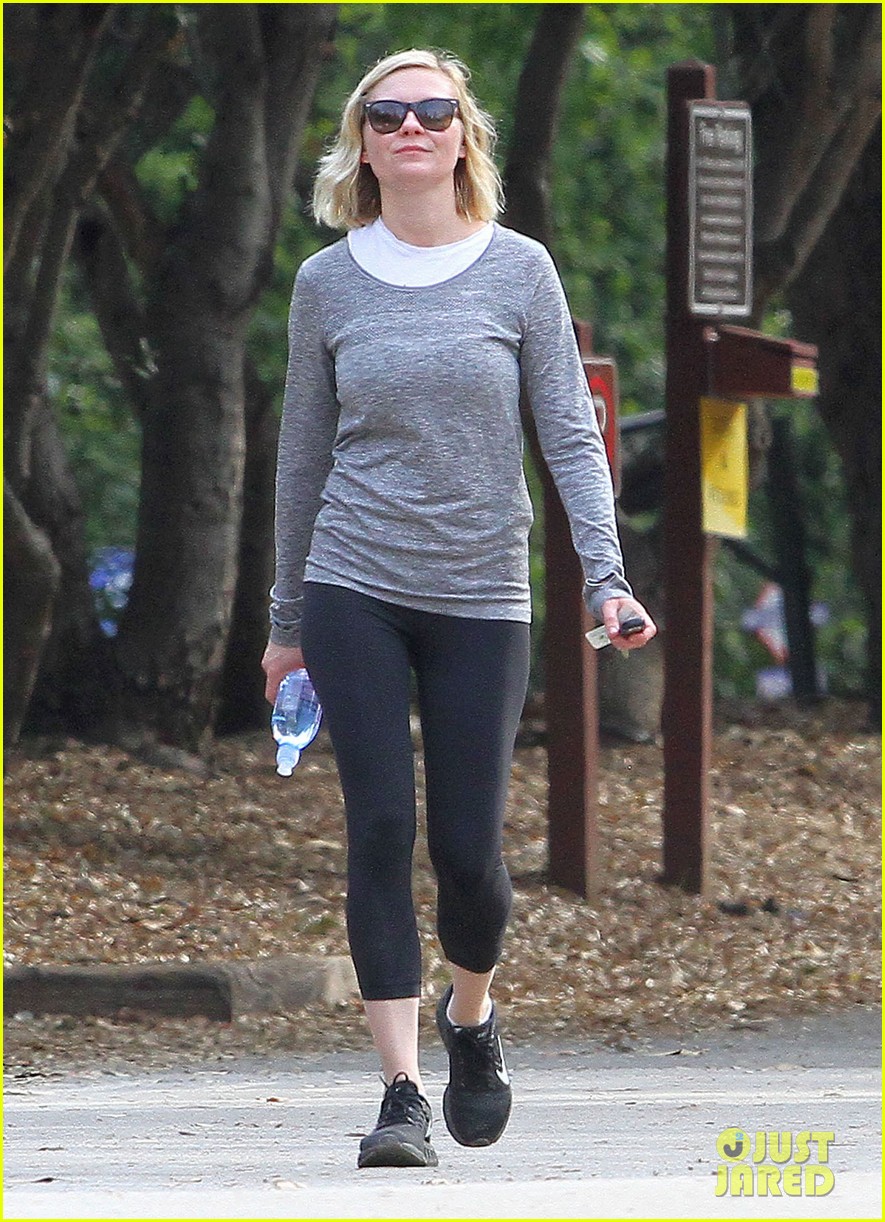 kirsten dunst goes for a hike with pals 17