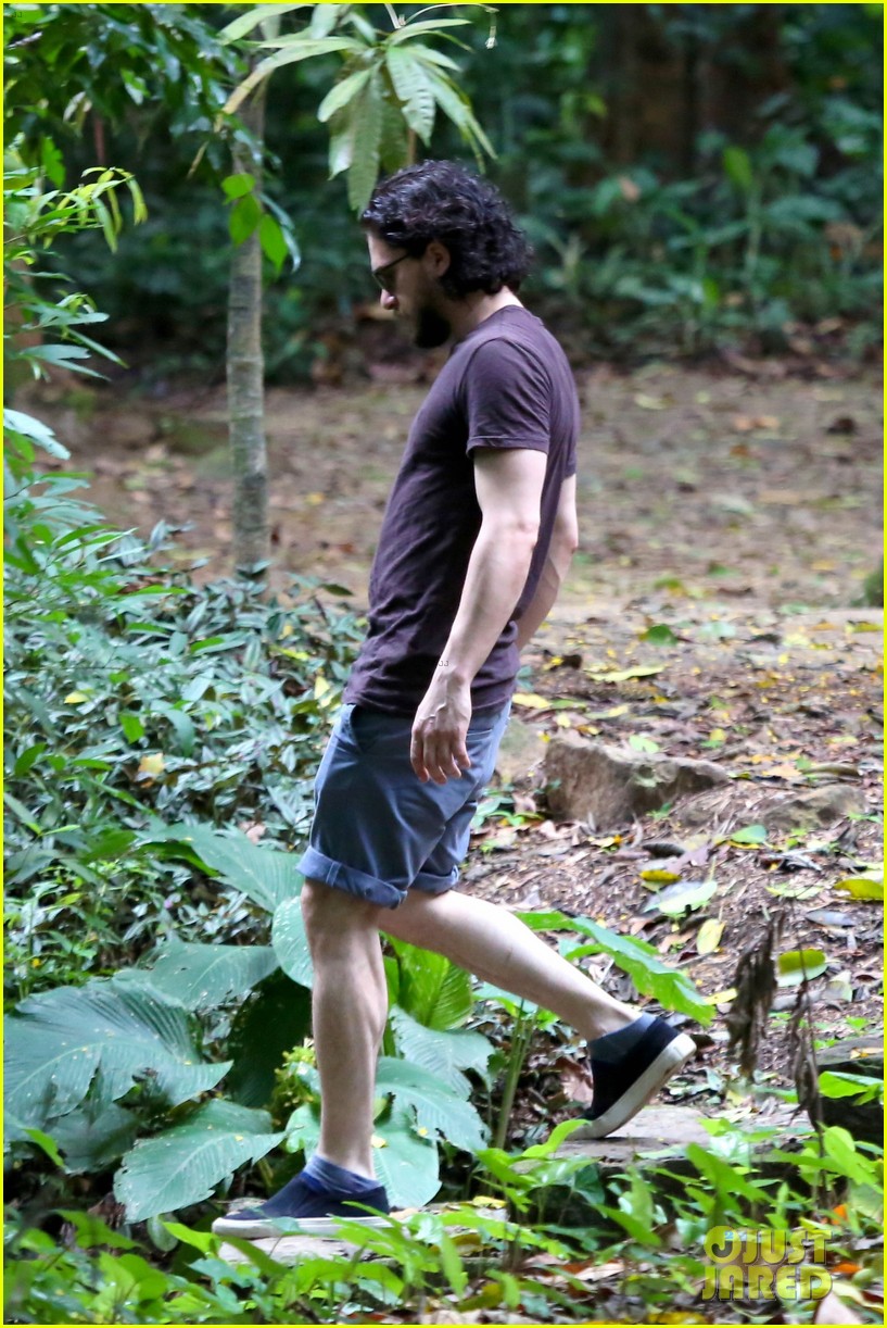 kit harington plays tourist in brazil rain forest 453543299