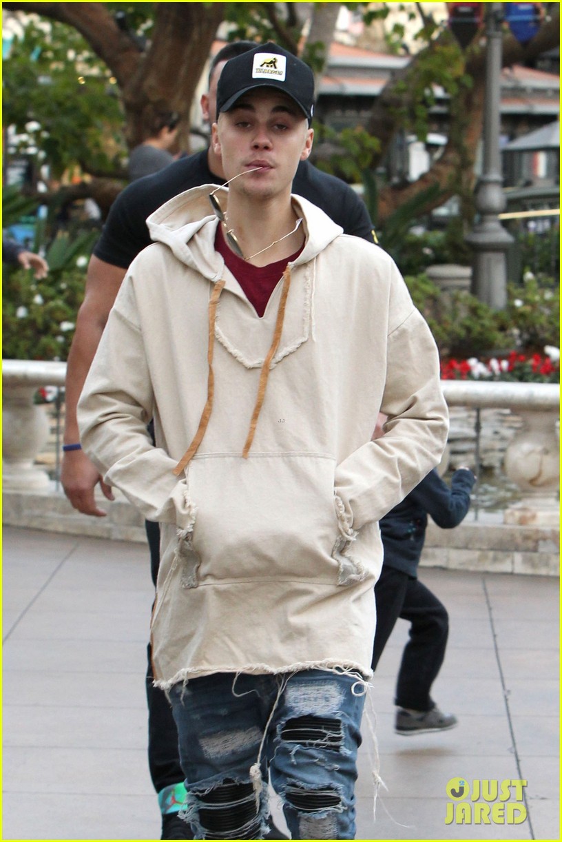 justin bieber  grabs dinner at cheesecake factory 283556720