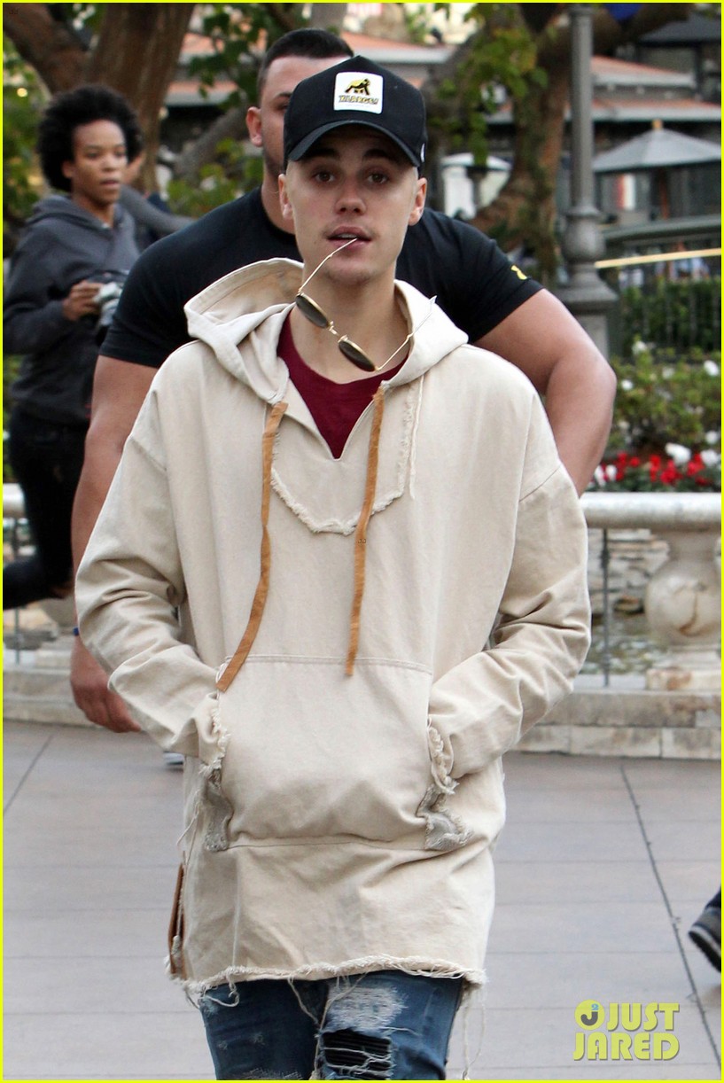 justin bieber  grabs dinner at cheesecake factory 303556722