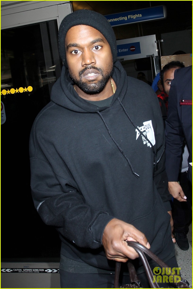 Kanye West Lands at LAX After Announcing 'SNL' Appearance Photo