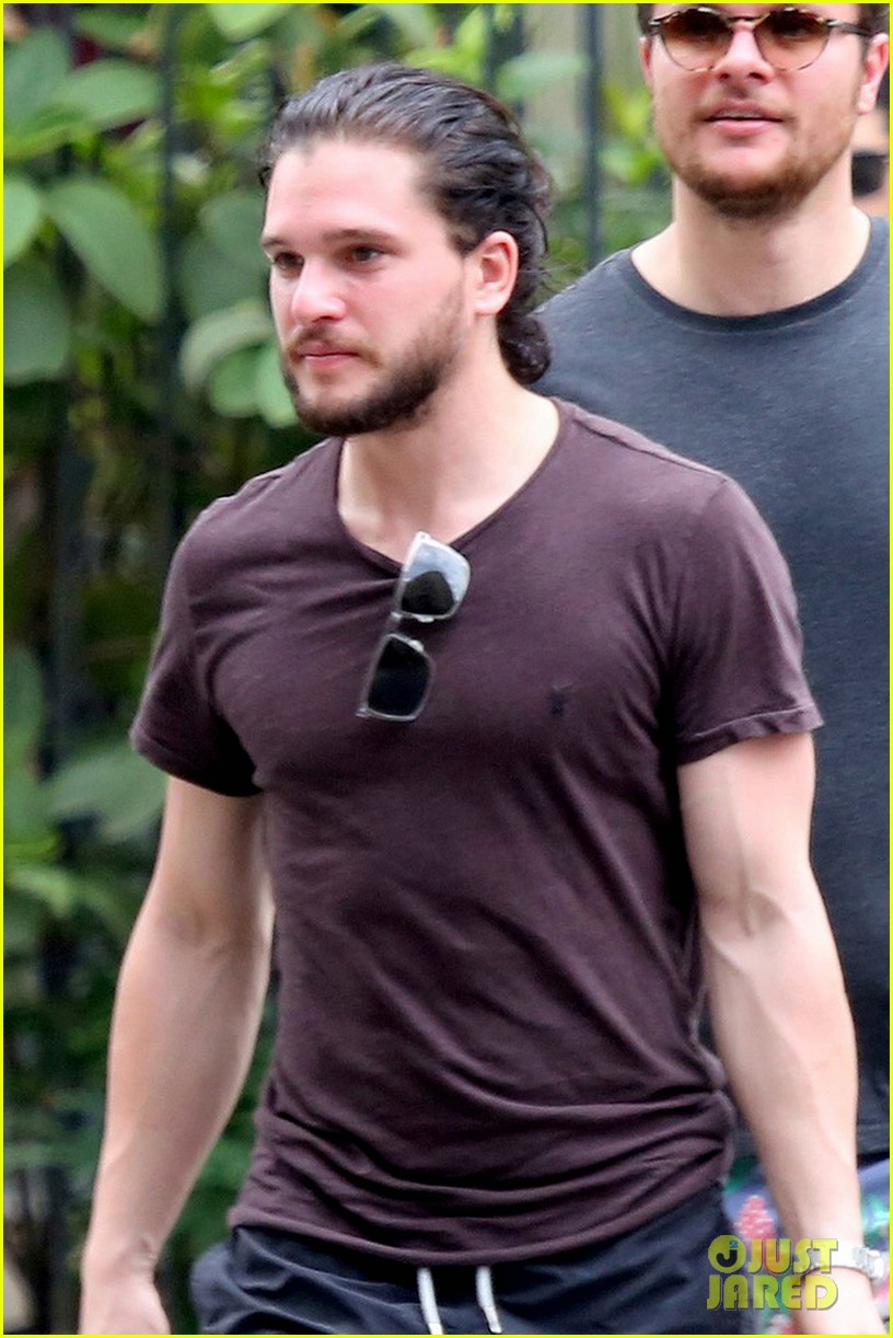 kit harington grabs food in brazil with pals 013541855