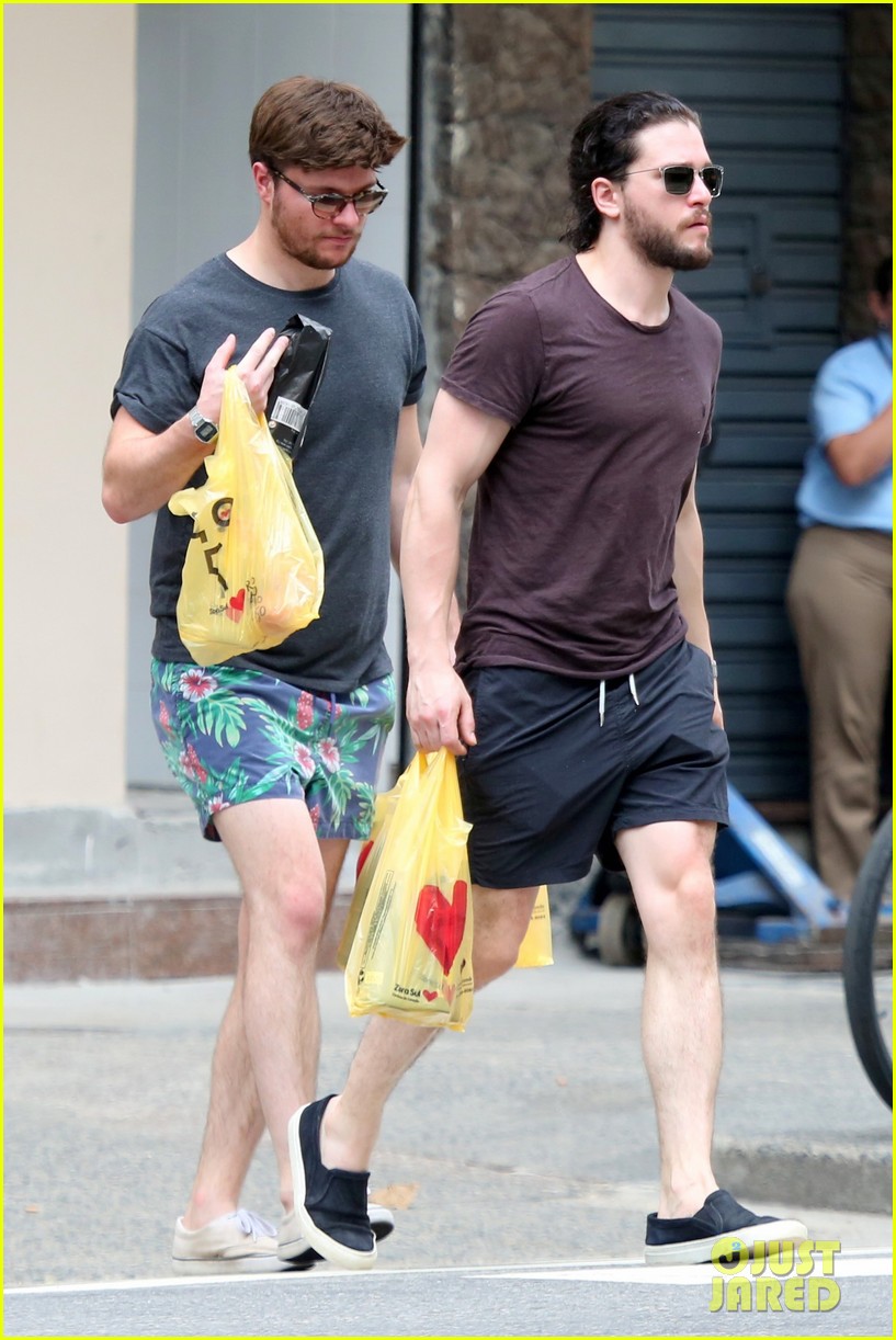 kit harington grabs food in brazil with pals 06
