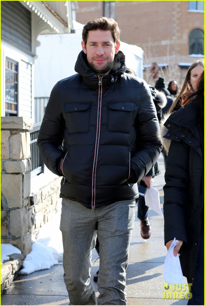 John Krasinski Reacts to Jenna Fischer's 'Genuinely in Love' Comment(02)