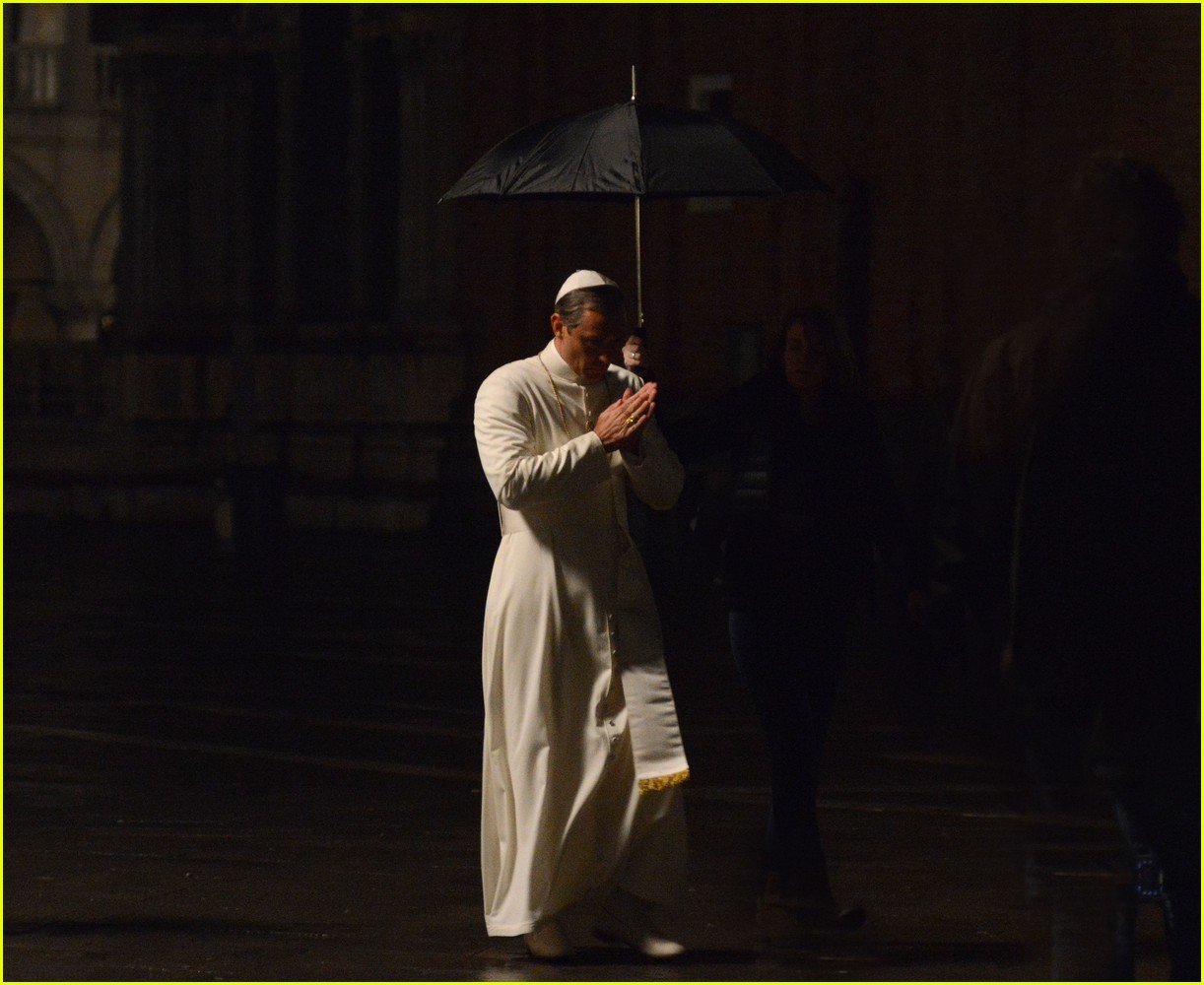 jude law continues filming young pope in venice 053553900