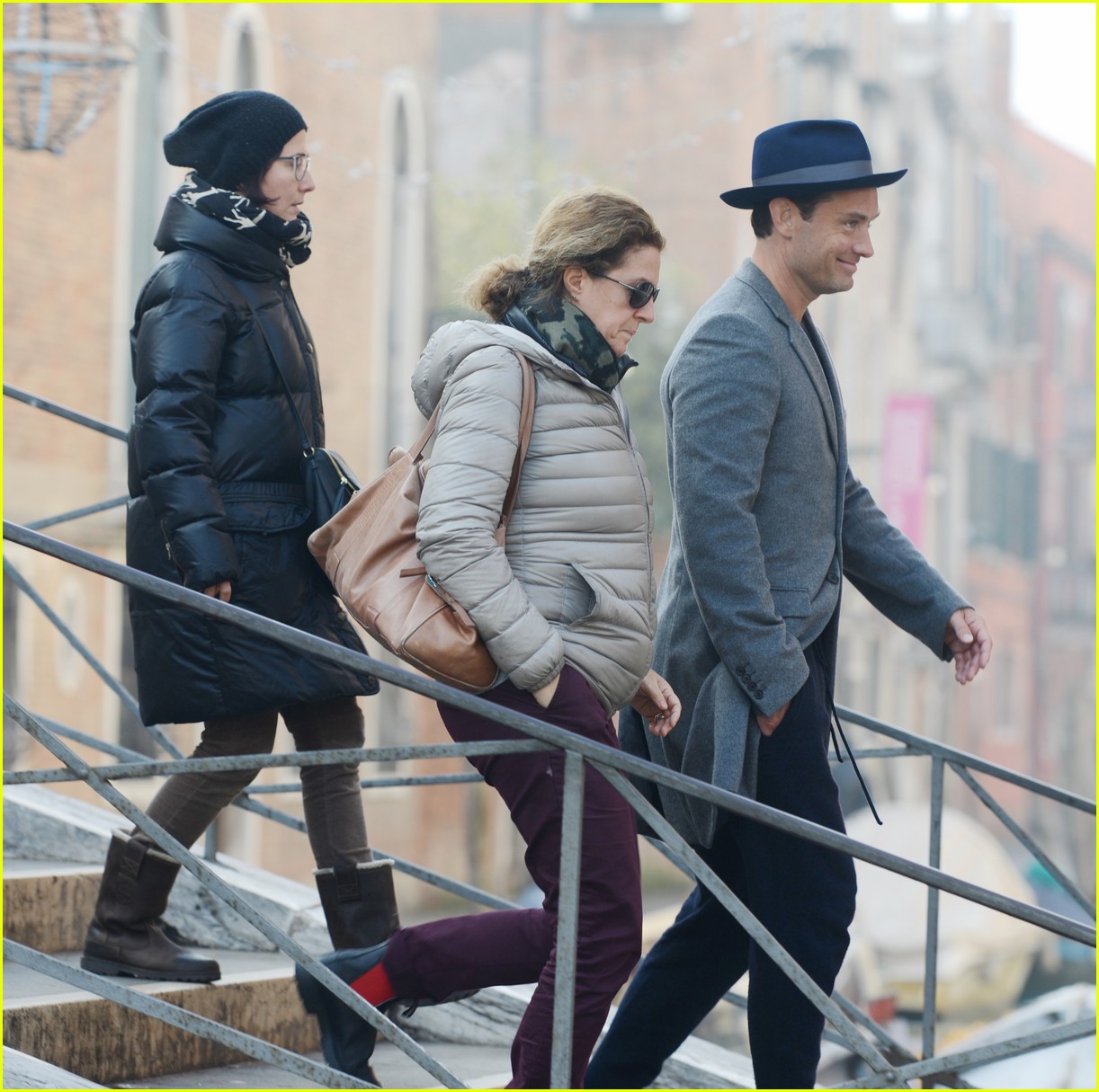 jude law continues filming young pope in venice 083553903