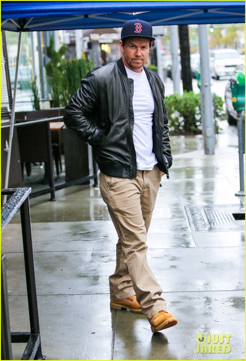 mark wahlberg gets ready for golden globes 023546635