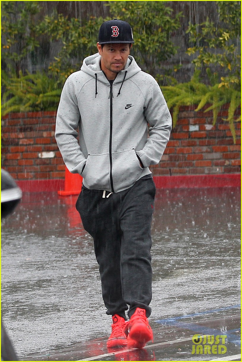 mark wahlberg gets ready for golden globes 053546638