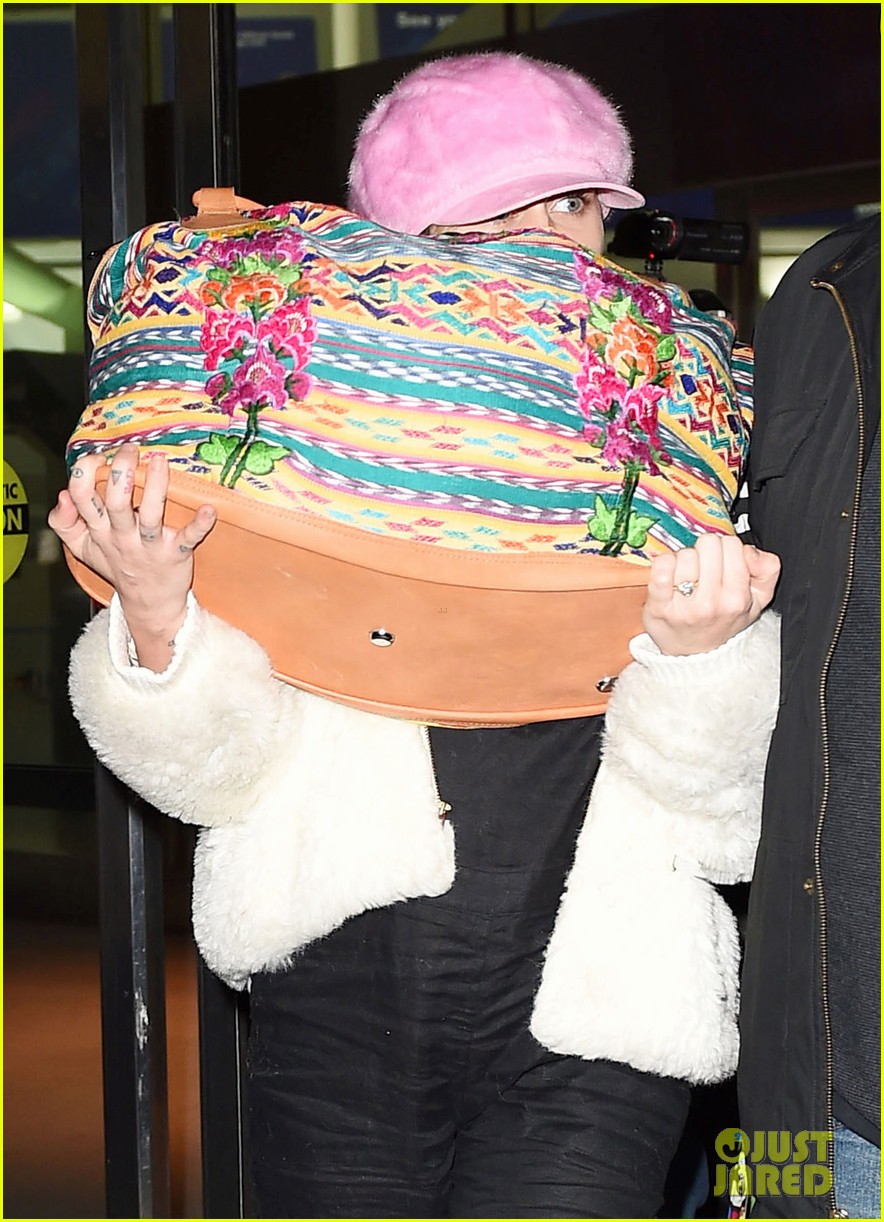 miley cyrus wears ring at airport 033554935