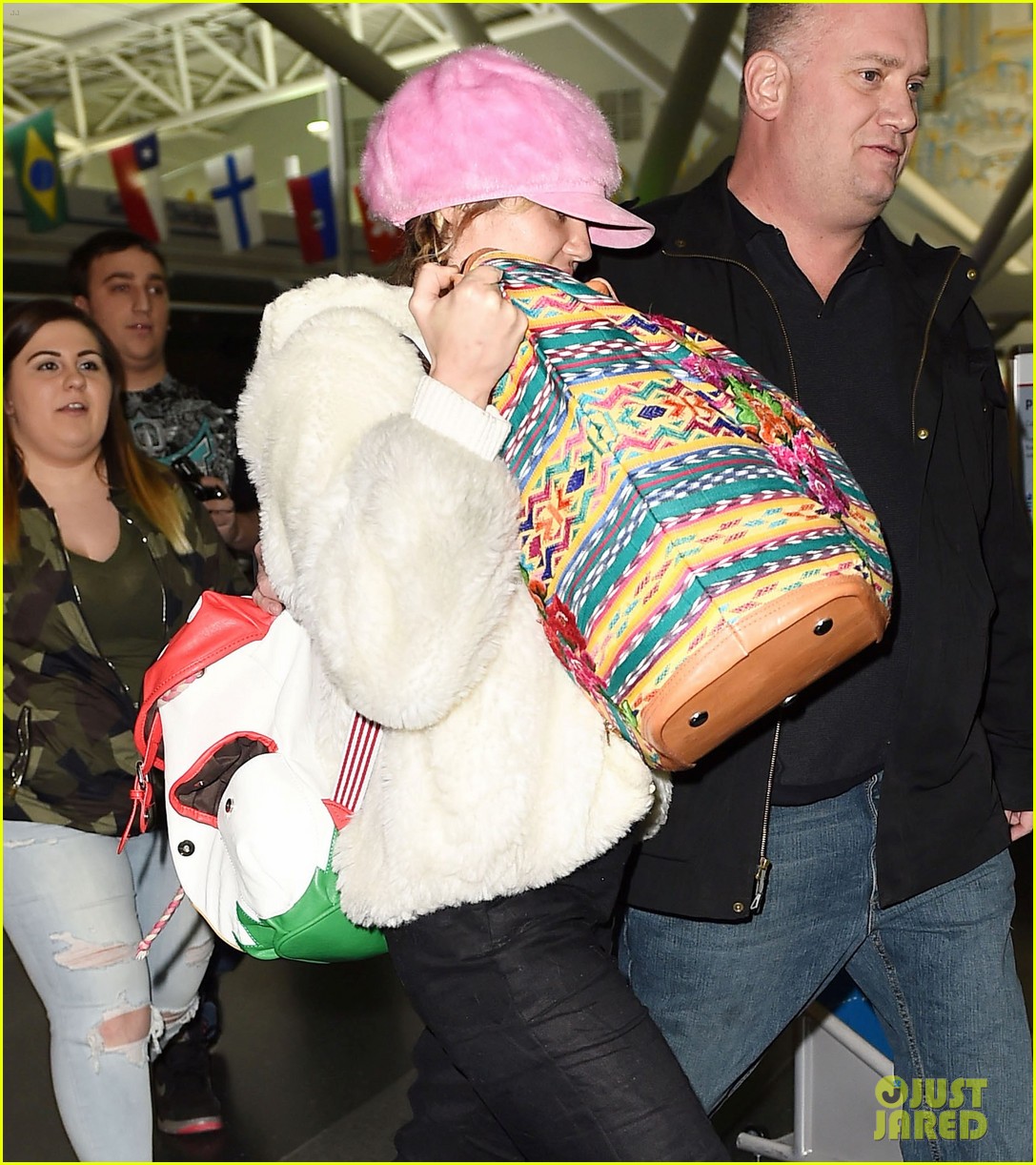 miley cyrus wears ring at airport 123554944