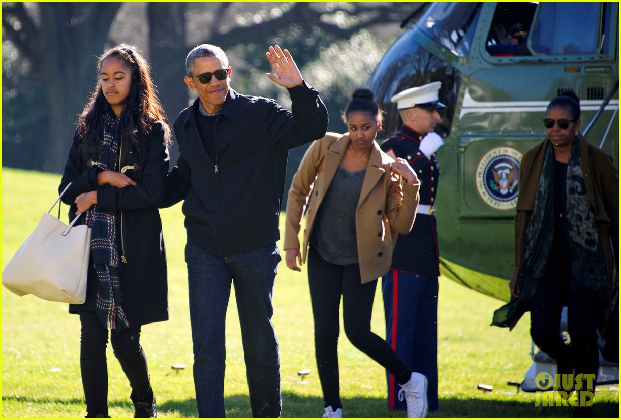 president obama family arrive home from holiday vacation 05