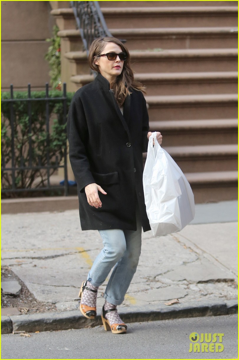 keri russell steps out after pregnancy news revealed 013545991