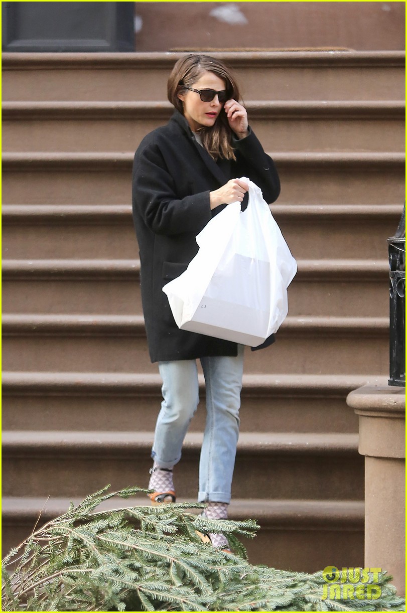 keri russell steps out after pregnancy news revealed 093545999