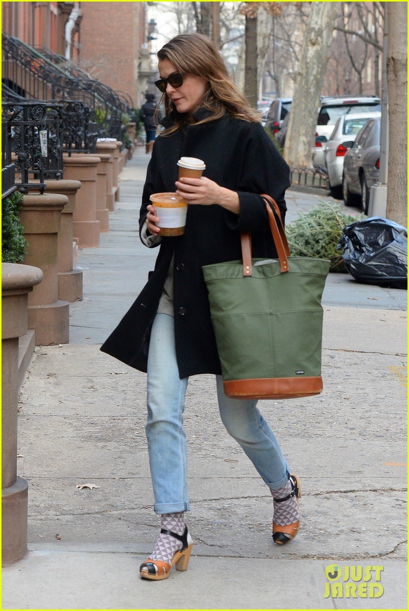 keri russell steps out after pregnancy news revealed 223546012