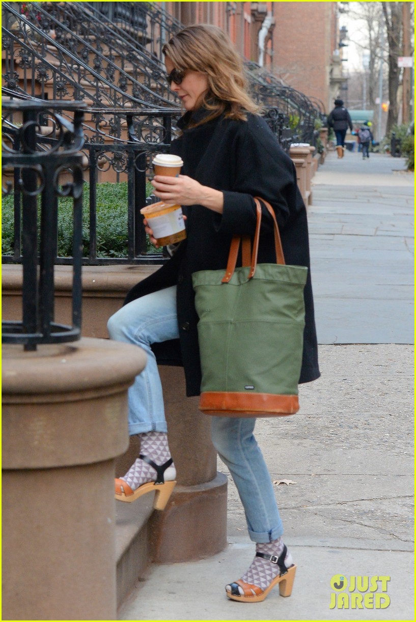 keri russell steps out after pregnancy news revealed 27