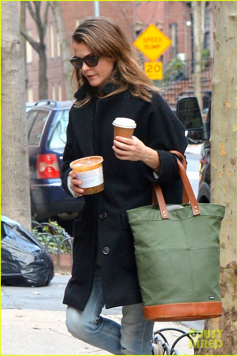 keri russell steps out after pregnancy news revealed 313546021