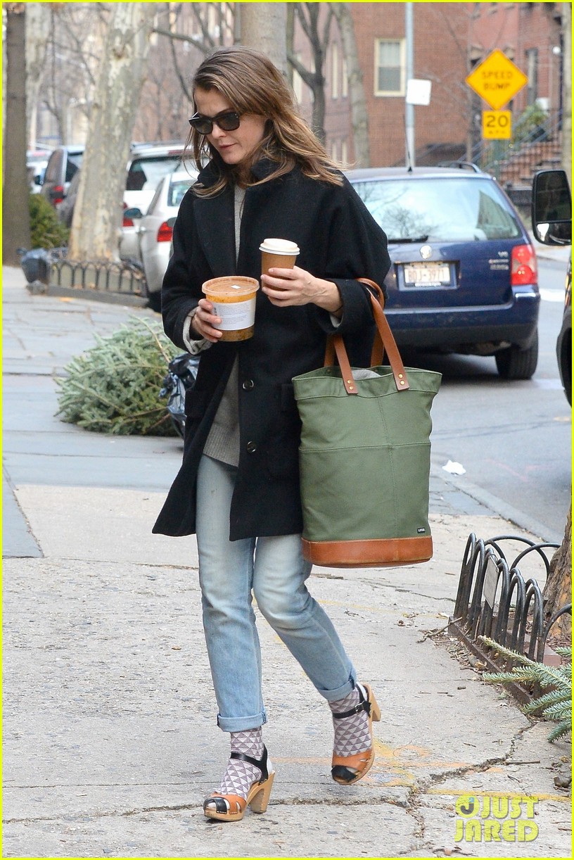 keri russell steps out after pregnancy news revealed 35