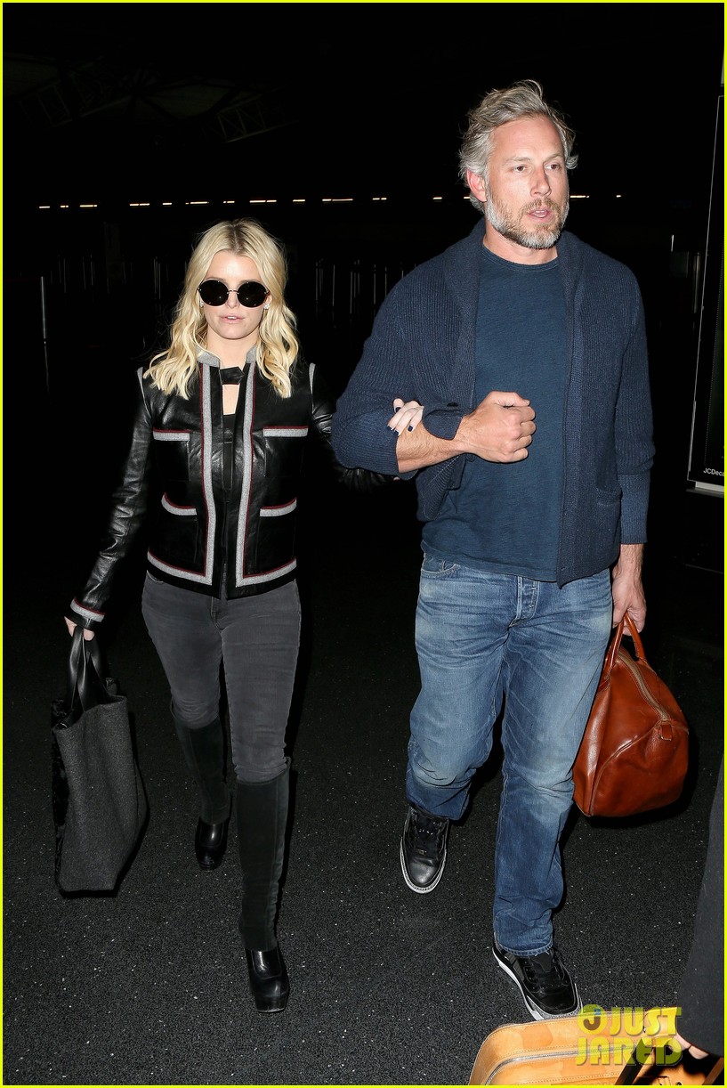 jessica simpson hubby eric johnson touch down in nyc 053550674