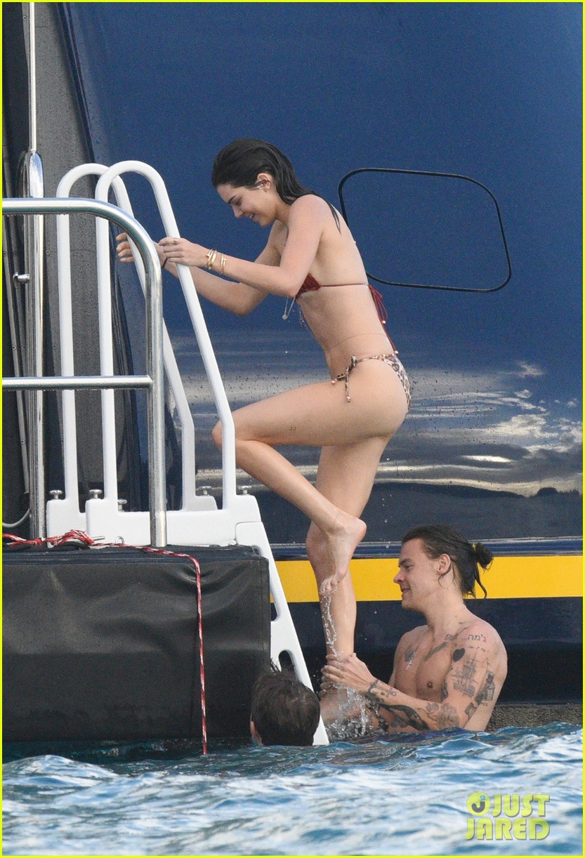 harry styles wont let go of kendall jenner in st barts 053543742