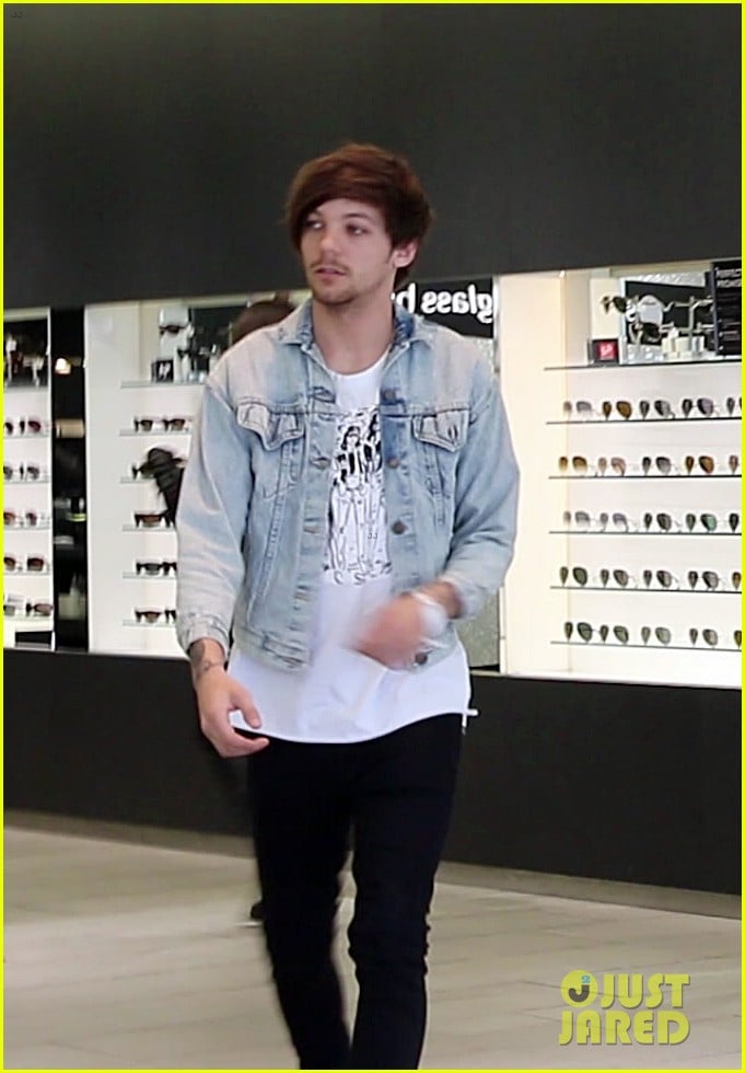 louis tomlinson shops for sunglasses after birth of his son 03