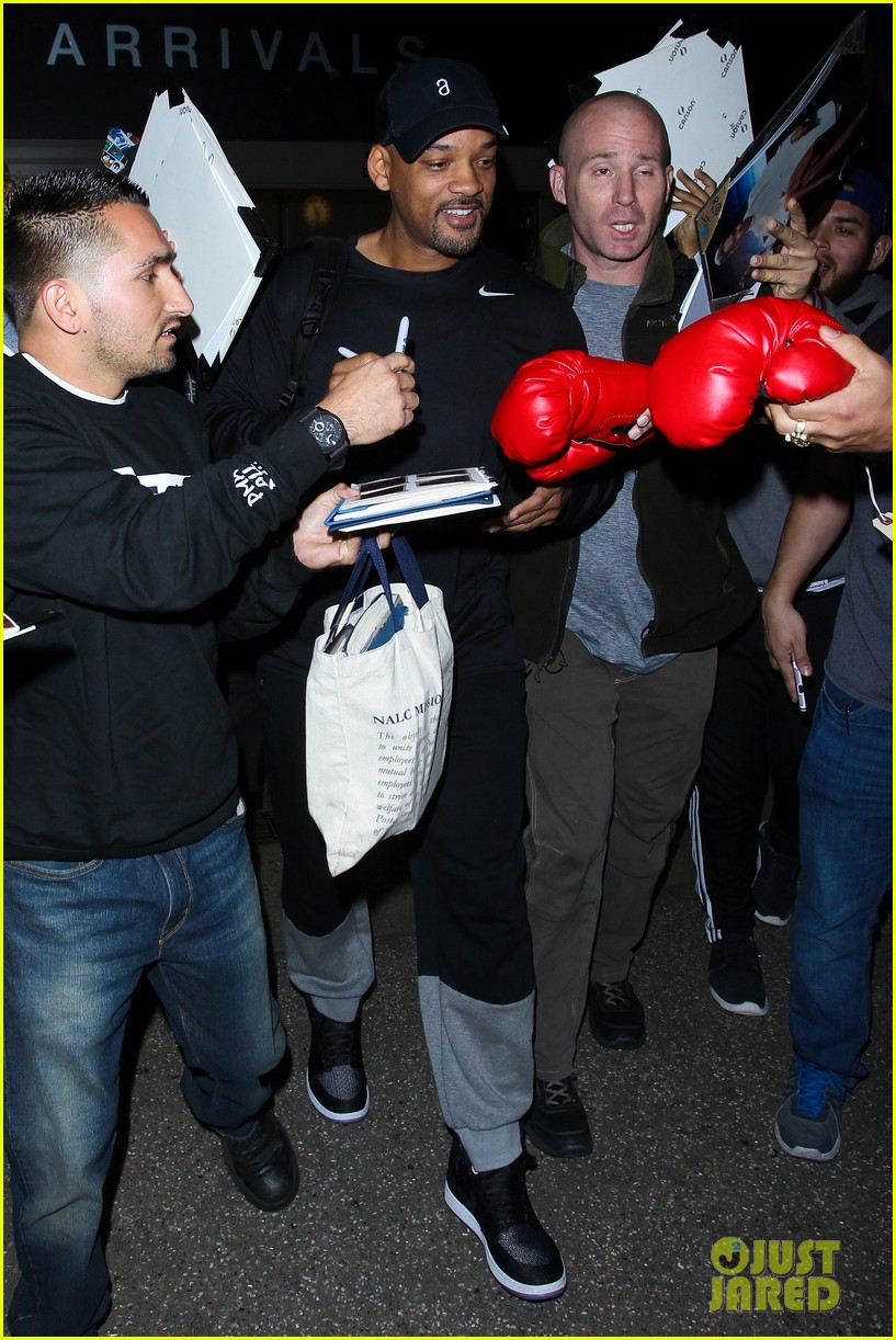 will smith signs autographs lax 143565261