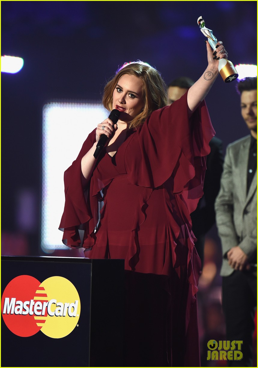 adele publicly supports kesha during brit awards 013587753