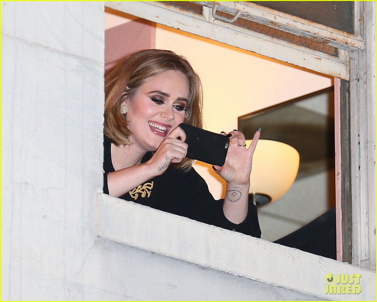 adele pops out of her window at wiltern show 19